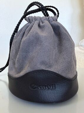 Canon LP-1214 Soft Lens Case for 20mm f/2.8 USM, 24mm f/1.4 L USM,
35mm f/1.4L